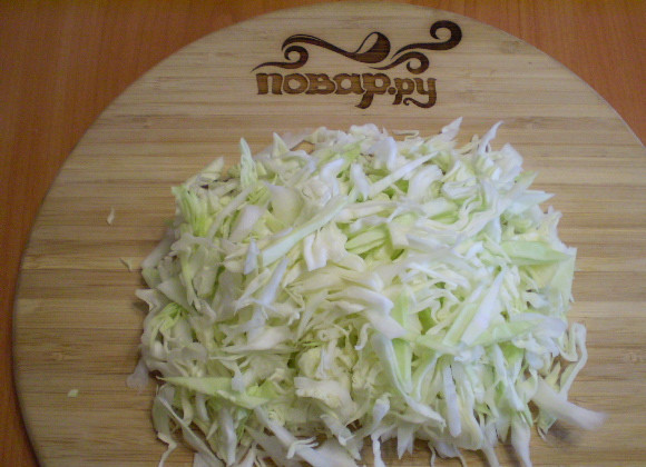 1. Этап. Тушеная капуста с кабачками: 2. Капусту мелко режем ножом.