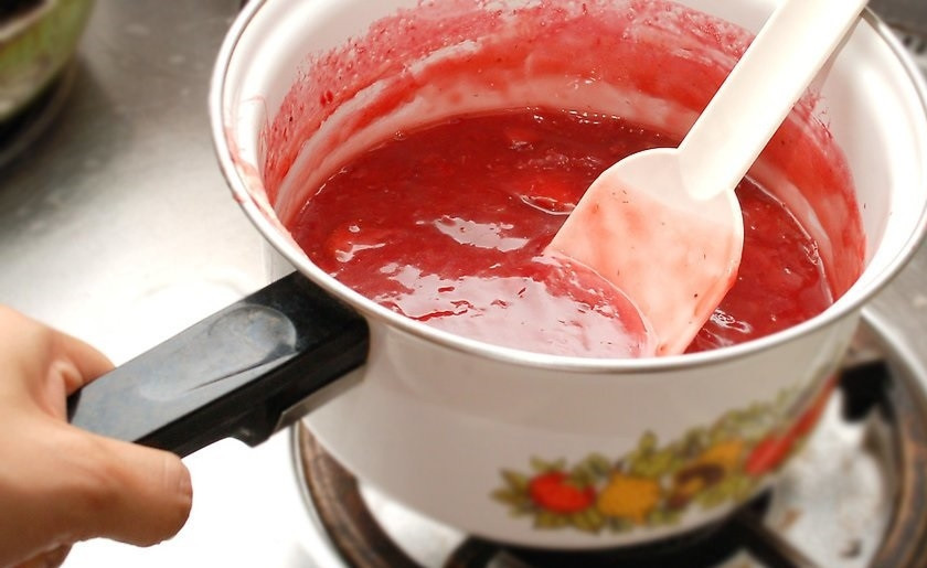 1. Этап. Пирог с клубникой: 10. Уберите клубничную массу с огня и оставьте для остывания.