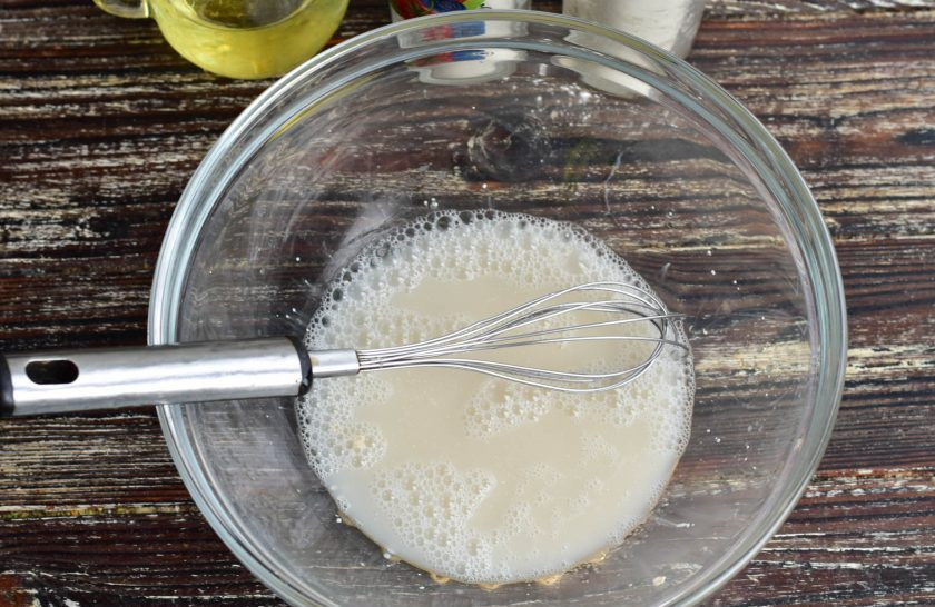 1. Этап. Беляши с капустой: В миску влейте тёплую воду, добавьте сухие дрожжи и щепотку соли. Перемешайте.