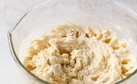 1. Этап. Печенье Изабелла: 1. В глубокой мисочке соедините размягченное сливочное масло с белым и коричневым сахаром, разотрите. Добавьте яйцо и 1 желток, для аромата — ванильный экстракт. Все перемешайте до однородности. Параллельно включите духовку, чтобы та успела разогреться до 180 градусов.