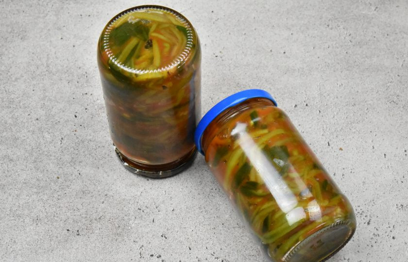 1. Этап. Черемша в томатном соусе на зиму: Переверните горячие банки вверх дном и укройте их пледом. Оставьте до полного остывания, после чего уберите в темное место для хранения.