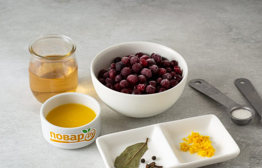 1. Этап. Клюквенный соус с вином: Подготовьте все ингредиенты.