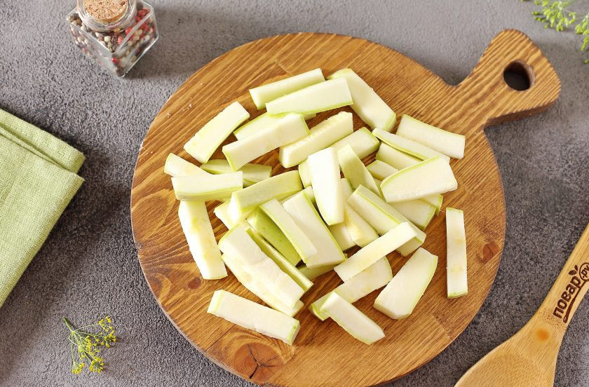 1. Этап. Ассорти из помидоров и кабачков на зиму: Кабачок нарежьте небольшими брусочками.