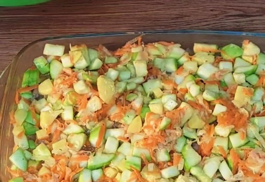 1. Этап. Индейка с грибами на овощной подушке: 14. Закрываем начинку овощами (1\2 часть).