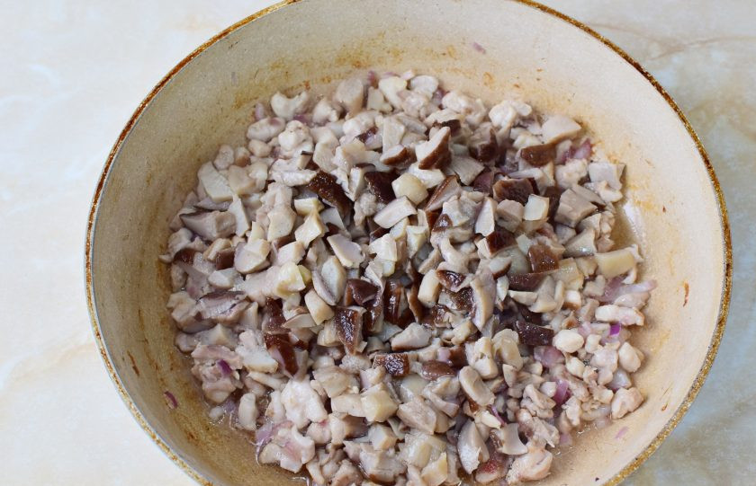 1. Этап. Блины купеческие: Затем добавьте отварные лесные грибы. Все смешайте. По вкусу добавьте соль и специи. Прожарьте все вместе еще 3-5 минут. Затем готовую начинку немного остудите.