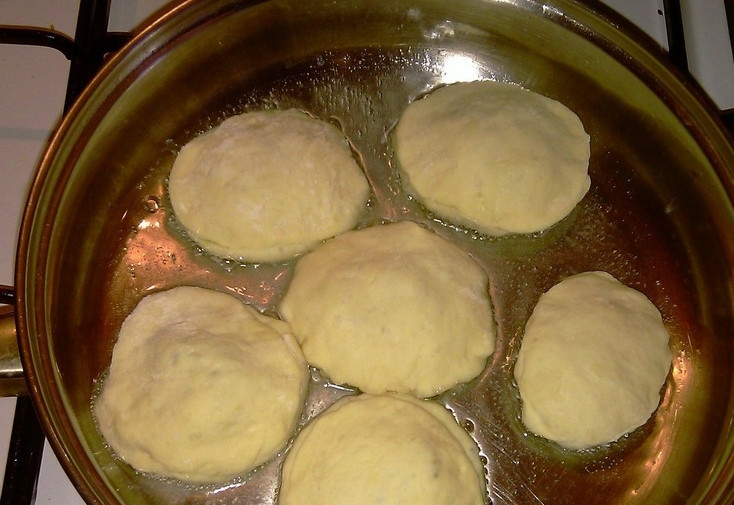 1. Этап. Пирожки со щавелем из дрожжевого теста: 3. Наливаем масло на сковороду, раскалим его настолько, чтобы даже булькало. Обжарим теперь в нём пирожки с двух сторон. Как только зарумянятся - откинем на салфетку, чтобы весь лишний жир впитался.