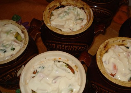 1. Этап. Свинина запеченная в горшочке: Смазываем небольшим слоем сметаны.