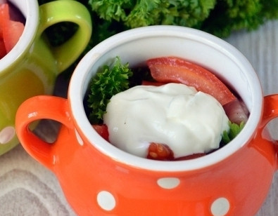 1. Этап. Свинина в горшочке: Затем добавляем сметану.