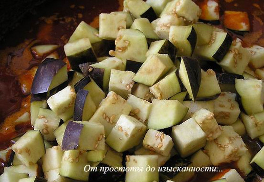 1. Этап. Курица в соусе карри с баклажанами: Добавьте мелко нарезанный баклажан, перемешайте.