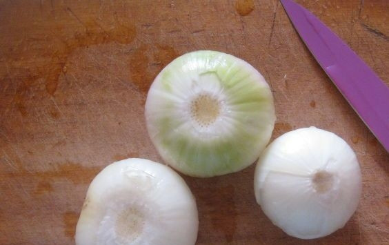 1. Этап. Шашлык из курицы с уксусом: Лук почистите, помойте и нарежьтете некрупными полукольцами.