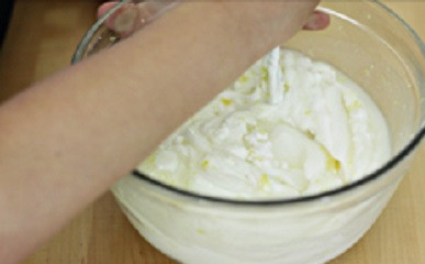 1. Этап. Йогуртовое мороженое: 3. Теперь важный, но не очень сложный этап - это перемешивание. В данном случае можно обойтись ложкой или венчиком. Если добавок больше, можно воспользоваться блендером, например.