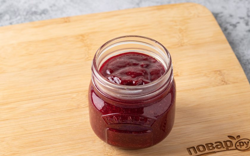 1. Этап. Варенье из кизила без косточек: Готовое горячее варенье разложите по чистым стерилизованным банкам и герметично закрутите. Банки укутайте в полотенца и оставьте так до полного остывания.