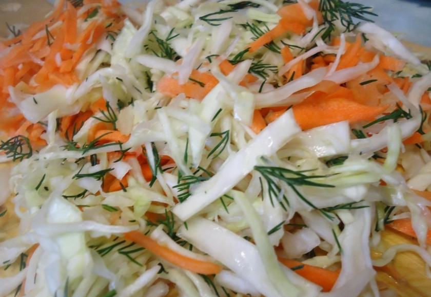 1. Этап. Курник из бездрожжевого теста: 8. Соломкой нарезаю капусту и морковку, нарезаю немного зелени (укроп), все перемешиваю.