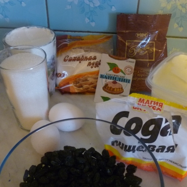 1. Этап. Кексы проще простого: Для наших кексиков нам понадобится: мука, сахар, сметана, яйца, ванилин, какао, сода, уксус, изюм (по вкусу).