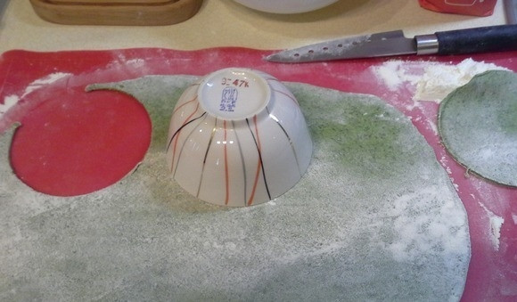 1. Этап. Манты зелёные: Готовое тесто раскатайте в тонкий пласт. Вырежьте из него круги в 7 см. диаметром.