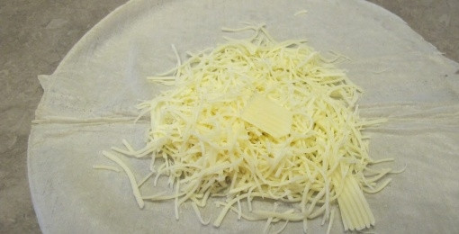 1. Этап. Сырные рулетики с семгой: 1. Перед тем, как приготовить сырные рулетики с семгой, натрите сыр на терке.