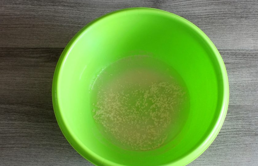 1. Этап. Хлеб в рукаве: В тёплой воде растворите дрожжи и сахар. Оставьте на 5 минут.