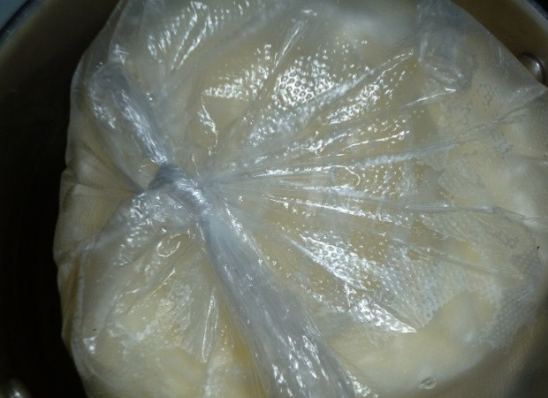 1. Этап. Высокий омлет в мультиварке: Завяжите и для надежности положите во второй пакет, который также завяжите.