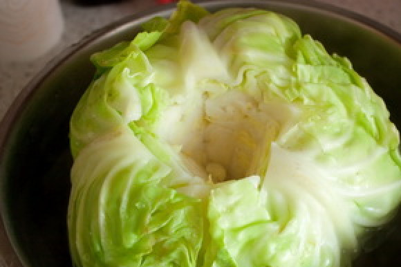 1. Этап. Голубцы в аэрогриле: 2. Отправляем капусту в кастрюлю с кипятком. Возьмите емкость в несколько раз больше, чтобы беспрепятственно опустить качан. Затем снимайте поочередно капустные листья.