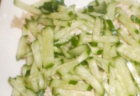 1. Этап. Салат с куриной грудкой, огурцами и болгарским перцем: Сверху выложить слой огурца, нарезанного соломкой. Смазать майонезом.