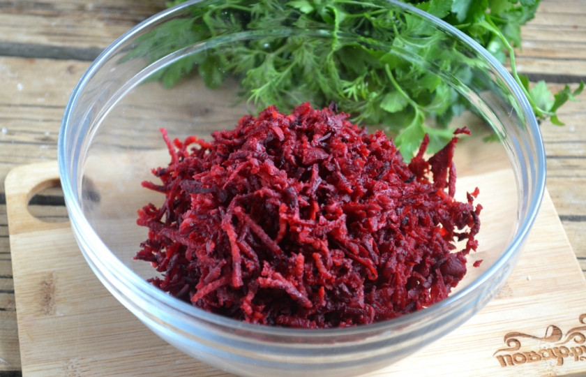 1. Этап. Свекла по-корейски: 2. Свеклу очистите и натрите на специальной терке соломкой.