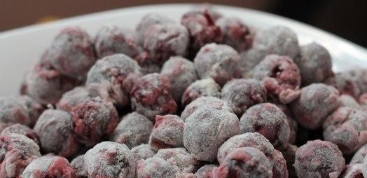 1. Этап. Вишневая запеканка: Каждую вишенку обмакнем в муку. Так ягода лучше сохранит свою форму при выпекании.