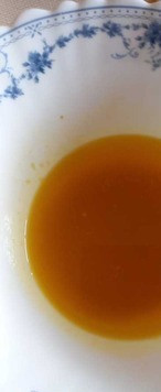 1. Этап. Салат Веселка: Масло нерафинированное соединяем с горчицей и лимонным соком, взбиваем вилочкой.