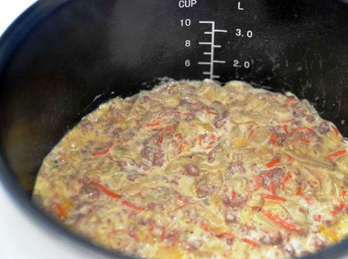 1. Этап. Капустная запеканка с фаршем в мультиварке: Взбейте сливки, панировочные сухари, соль и яйца. Получившуюся смесь влейте в мультиварку, перемешайте и разровняйте. Переключите мультиварку в режим выпечки, закройте крышку и готовьте 30 минут. Дайте готовой запеканке немного остыть, затем выньте и подайте на стол со свежей зеленью.