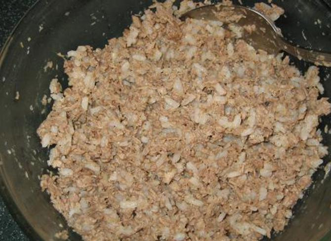 1. Этап. Блинчики на кефире с мясом: Приготовьте фарш из перекрученного мяса и обжаренного лука.