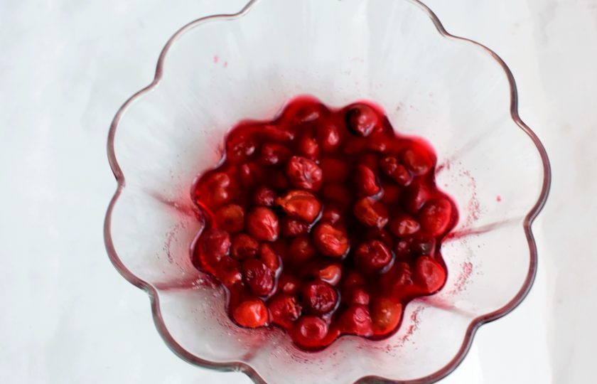 1. Этап. Блинный торт с шоколадной заливкой: Замороженную вишню, не размораживая, засыпьте сахаром, влейте лимонный сок и доведите до кипения в микроволновке. Дайте остыть.