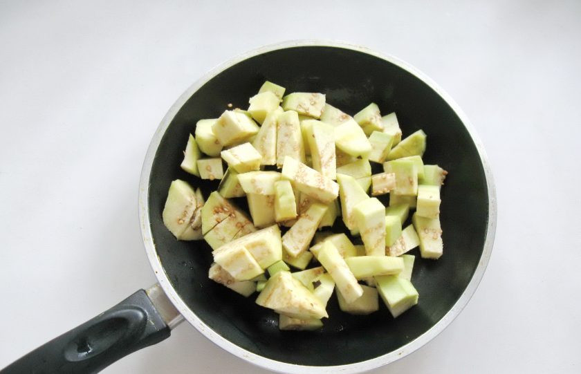 1. Этап. Куриные котлеты с баклажанами: Баклажан помойте, очистите и нарежьте кубиками. Выложите в сковороду.