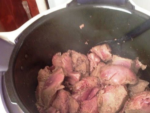 1. Этап. Печеночный паштет на зиму в банках: Печень хорошо моем, очищаем от пленок и протоков и режем на небольшие куски. В чашу мультиварки добавляем немного растительного масла, обжариваем печень до готовности, приблизительно минут 20.