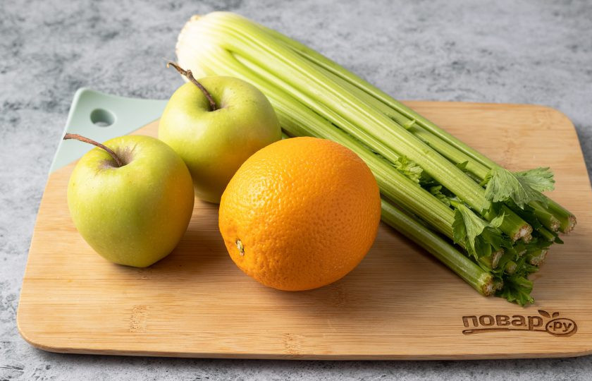 1. Этап. Фреш из сельдерея: Подготовьте все ингредиенты.