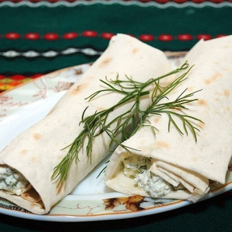 Лаваш с творогом и чесноком