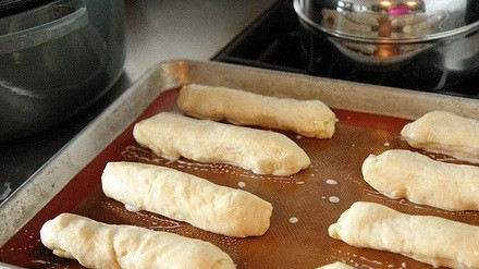 1. Этап. Булочка для хот-дога: 7. Выложите булочки обратно на противень, дайте им еще раз подойти, оставив на полчасика примерно. После смажьте молоком верх и отправьте в разогретую до 180 градусов духовку.