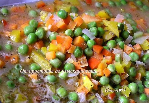 1. Этап. Курица в соусе из зеленого горошка: В форму влейте подготовленный соус.