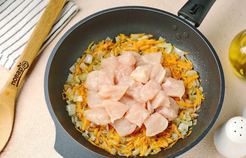 1. Этап. Суп на завтрак: Обжарьте до мягкости и добавьте нарезанное кусочками куриное филе.