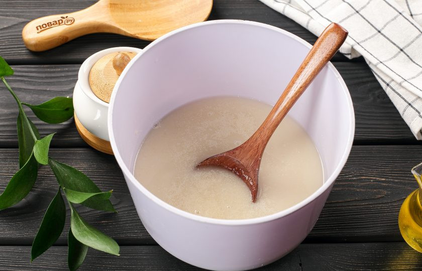 1. Этап. Какао-манник в глазури: Добавьте воду и перемешайте.