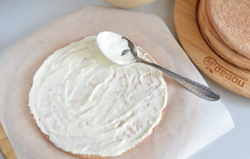 1. Этап. Торт Биткойн: 14. Собираем торт. На пергамент положите первый корж, смажьте его щедро кремом, сверху положите второй корж, смажьте кремом и т.д.