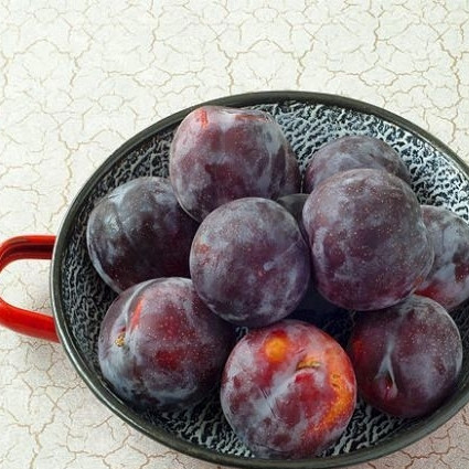 1. Этап. Открытый сливовый пирог: Сливы моем, даем им обсохнуть.