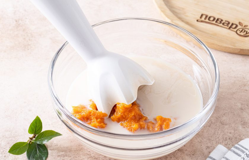 1. Этап. Панкейки из батата: Измельчите блендером пюре из батата вместе с молоком, яблочным уксусом, ванильным ароматизатором и кленовым сиропом до однородности.