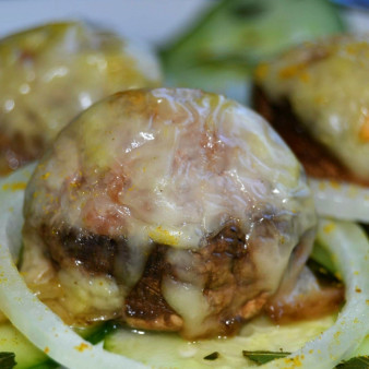 Фаршированные грибные шляпки