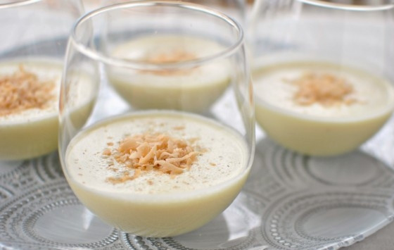 1. Этап. Кокосовый эгг-ног: 4. Разлейте эгг-ног в 4 бокала. Посыпьте коктейль засахаренным кокосом. Наслаждайтесь!