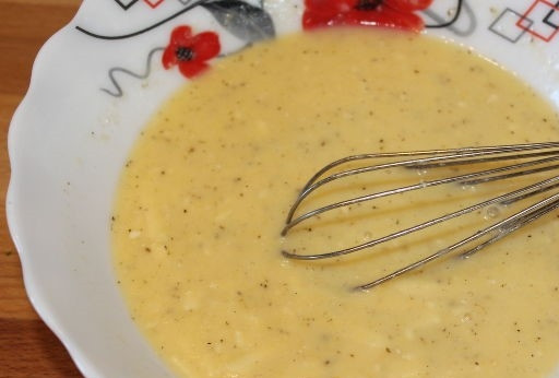 1. Этап. Брокколи в мультиварке Редмонд: 3. Вбейте яйца в тарелку. Соедините их с растопленным сливочным маслом, сливками. Соль и перец добавьте в зависимости от вашего вкуса. Смесь взбейте венчиком. Натрите сыр и всыпьте его в получившуюся заливку.