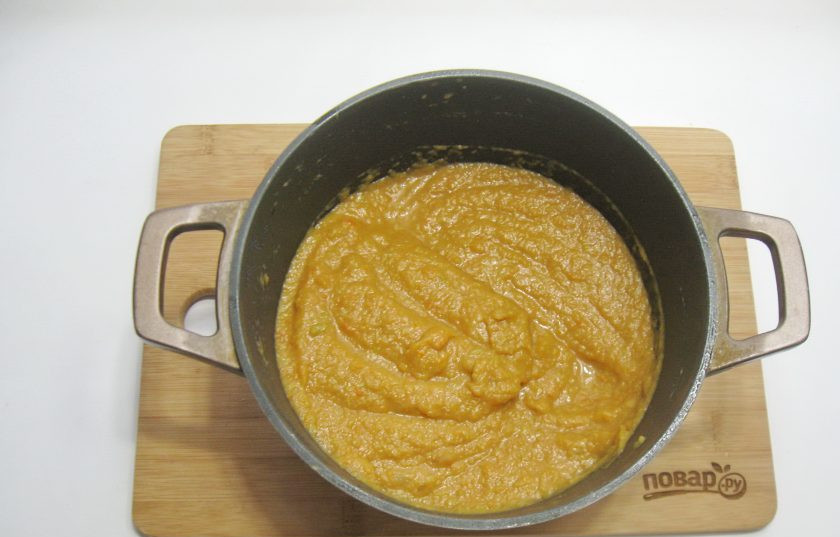 1. Этап. Кабачковая икра Царская: Перемешайте икру и тушите еще 5-6 минут. В готовое блюдо добавьте измельченный чеснок.