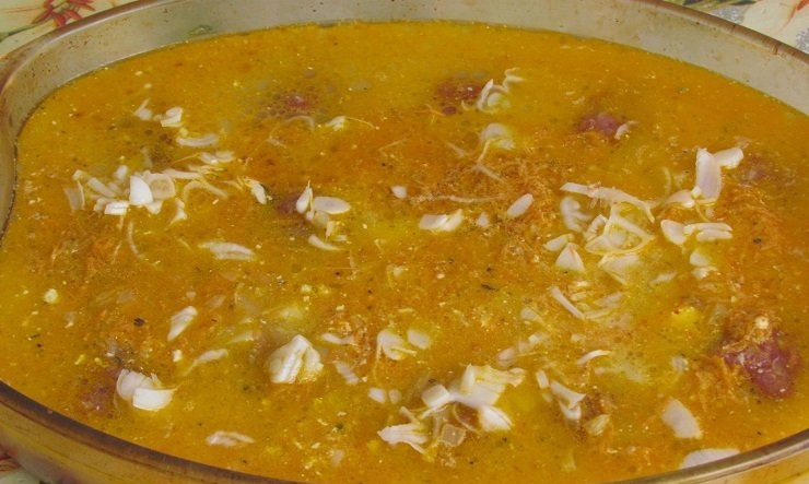 1. Этап. Тефтели с подливой в духовке: Теперь нам необходимо влить в форму с тефтелями воду так, чтобы жидкость доходила до половины тефтелей. Потом добавляем подливу, а сверху выкладываем измельченный чеснок. Жидкость в итоге должна полностью накрывать тефтели.