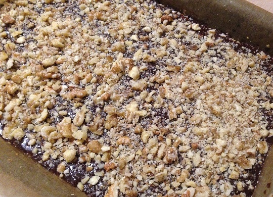 1. Этап. Шоколадная Кармелита: 10. Посыпаем орехами.