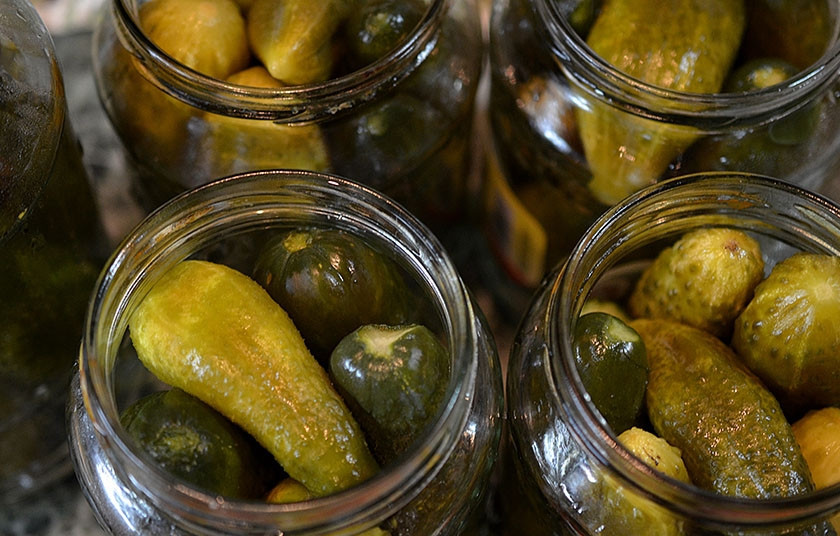 1. Этап. Огурцы соленые (без уксуса): 10. Укладываем в банки, предварительно ошпаренные кипятком. Специи в банки можно не добавлять, я добавила по 2 горошины душистого перца.