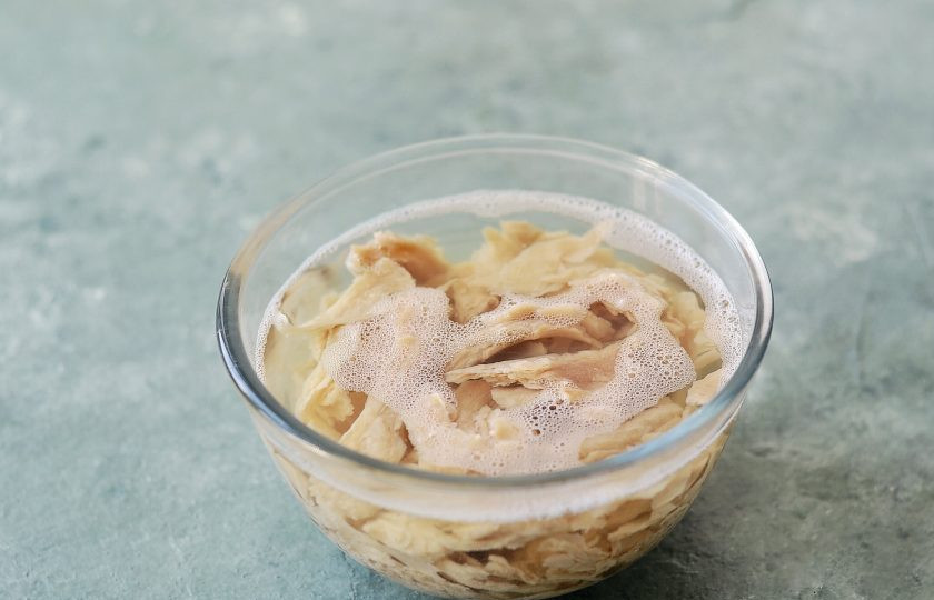 1. Этап. Соевые пельмени: Соевый текстурат залейте кипятком и оставьте на 15-20 минут.