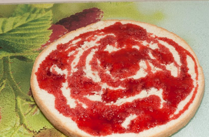 1. Этап. Торт с кремом из сливок: Соберите торт. Нижний бисквит смажьте сиропом.